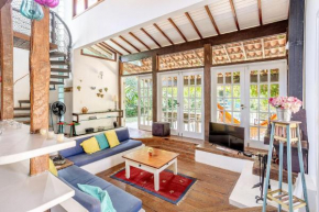 Casa dos Pássaros na areia a 20m da Praia da Baleia com 3 suítes com ar condicionado, wifi, smart tv, cozinha completa e churrasqueira